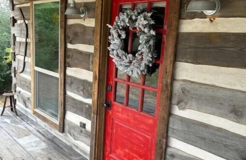 Montgomery Cabine | 1800’s style log cabin with modern amenities