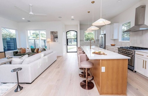 Clarksville Maison | 1816w11th · Luxury Mansion Breathtaking Skyline & Pool