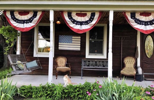 Thompson Maison | 1820's Farmhouse near Elk Mountain Ski Resort - 3 Bed 3.5 Bath