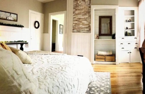Cortland Autre | 1820's Quaint Rustic Farmhouse