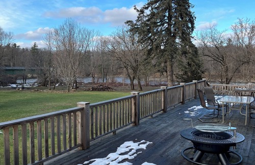 Felts Mills Maison | 1827 Waterfront Mansion, Hot Tub, Fireplace, Huge Deck-River Overlook, fast WiFi