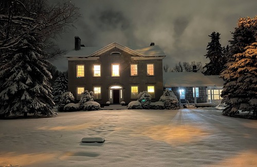 Felts Mills Maison | 1827 Waterfront Mansion, Hot Tub, Fireplace, Huge Deck-River Overlook, fast WiFi