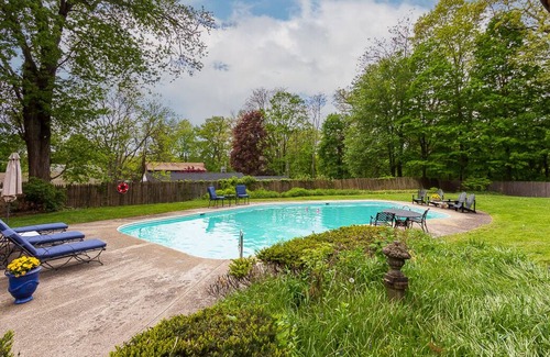 Saugerties Maison | 1844 Colonial Classic 3BR, 3Bath, Large yard & pool & Great Location