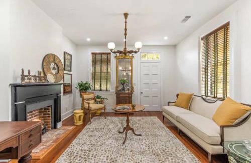 Natchez Maison | 1864 Little Brick - 1 Bed, 1 Bath, Full Kitchen, Pet Friendly with fee, Washer & Dryer