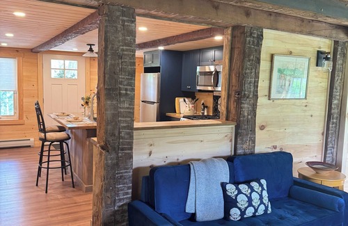 Prattsville Maison | 1880s 2-bedroom Farmhouse at Bearpen Mtn