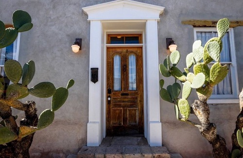 Barrio Viejo Maison | 1890's Rootbeer Adobe House
