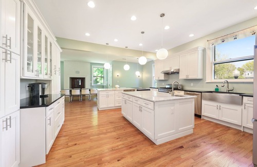 Plainfield Maison | 1897 MANSION 30 min to NYC Sleeps up to 26 with 12 bedrooms and 7 and 1/2 baths