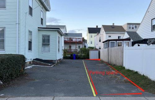 Malden Appartement | 19 Malden 3Br Apt on 2F with WIFi and Free parking with Windows AC