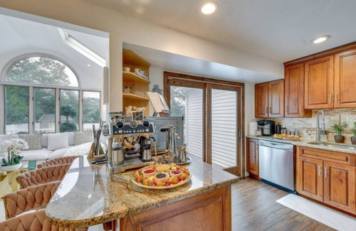Lake Grove Maison | 191) Perfect for larger groups!