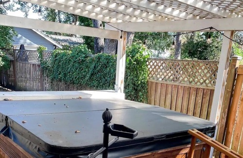 Lakewood Maison | 1915 Tudor House *Tacoma* Olympia* JBLM* HotTub* Fireplace*