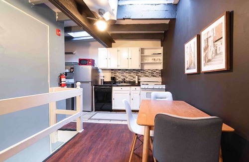 Washington Square West Appartement | 1918 Duplex with Character City Center