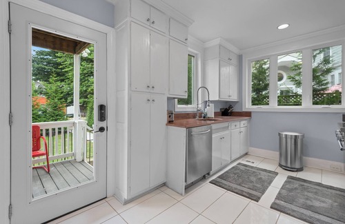 Northwest Maison | 1920's charm in a 3 Luxury bedroom flat close to everything - renovated bath