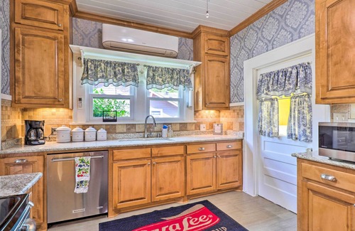 Corsicana Maison | 1920s Corsicana Home - Spacious Group Getaway!
