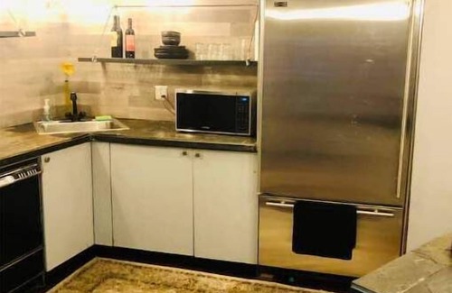 Brookfield Appartement | 1920s fully updated unique 2 BR open artist loft space