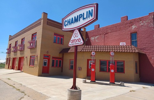 Hennessey Appartement | 1921 Champlin Gas Station