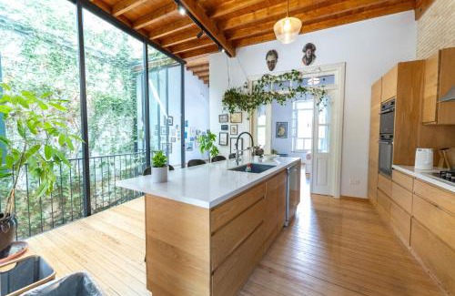Nicosia Maison | 1927 Heritage House - Indoor Garden , Old City