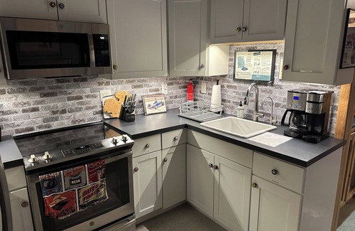 Hillsdale Maison | 1929 Man cave apartment with 1 bedroom and AC, fiber optic WiFi in Hillsdale
