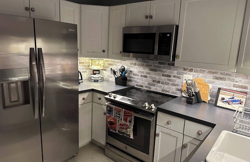 Hillsdale Maison | 1929 Man cave apartment with 1 bedroom and AC, fiber optic WiFi in Hillsdale