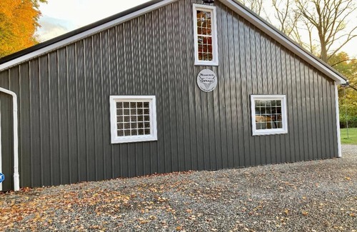 Hillsdale Maison | 1929 Man cave apartment with 1 bedroom and AC, fiber optic WiFi in Hillsdale