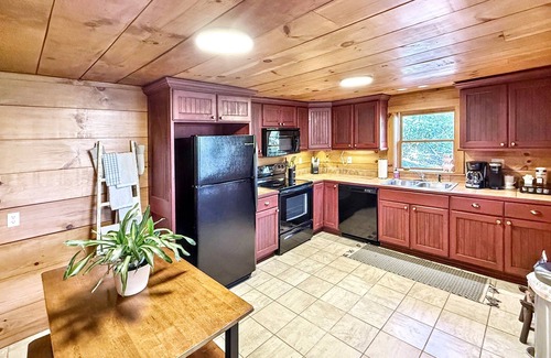 Mirror Lake Cabine | 1930's Highlands Hideaway, Restored Cozy Cabin, Dog Friendly, Fiber Optic WI-FI