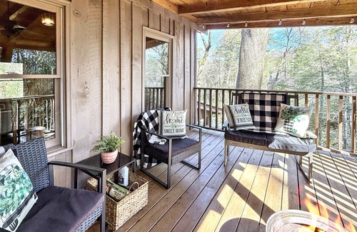 Mirror Lake Cabine | 1930's Highlands Hideaway, Restored Cozy Cabin, Dog Friendly, Fiber Optic WI-FI