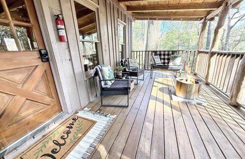 Mirror Lake Cabine | 1930's Highlands Hideaway, Restored Cozy Cabin, Dog Friendly, Fiber Optic WI-FI