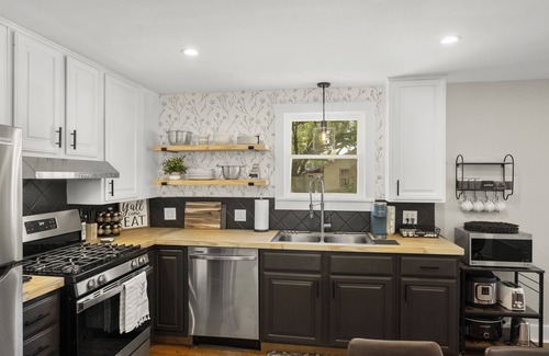 Tomball Cottage | 1930s Home, King bed, sleeps 8, Gameroom, walk to Main St