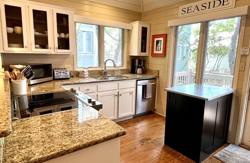 Seaside Maison | 194 Feet to Beach in Seaside, 2 Kings, Sleeps 8 & 2 Adult Bikes!