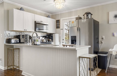 Turner Park Maison | 1940s Gorgeous Remodel + King Cottage | Expo Sq/TU