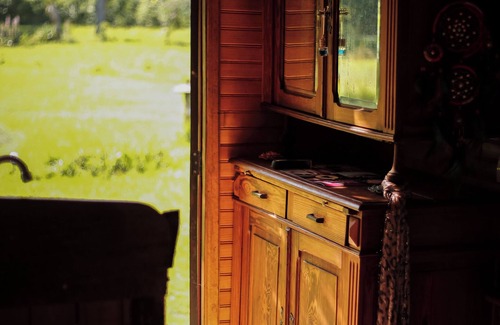 Bourg-sur-Gironde Maison | 1946 "Pacouli" caravan in a wooded meadow