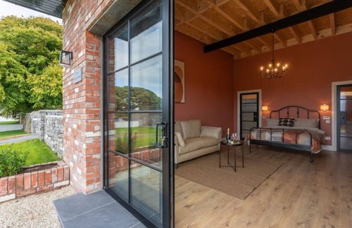 Roscoe Cottage | 19th century restored Irish stable by the lake
