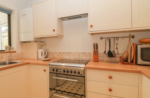 Corsham Maison | 1A ERNESTON CRESCENT, pet friendly, with a garden in Corsham
