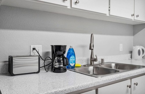 South Scottsdale Appartement | 1B1B Luxury Getaway: Pool Access and Free Parking