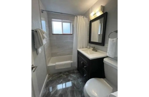 Englewood Appartement | 1BD/1BA Stylish Mid-Term Rental (Unit #3): Your Home Away from Home in Denver