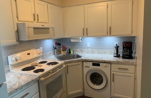 Windsor Locks Copropriété | 1BR/1.5BA Entire Loft Condo near Bradley Airport 30+ days