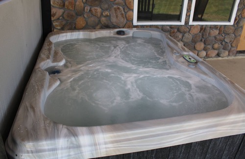 Shreveport Cabine | 1BR, 1Bath Stone Cabin with Hot Tub and Spectacular View