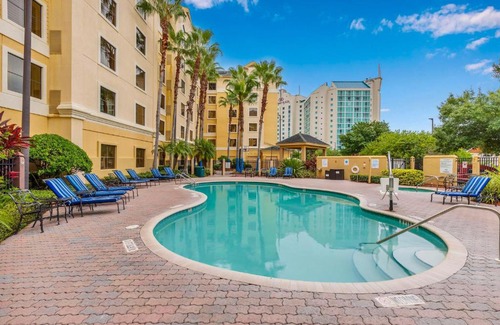 Florida Central Atlantic Coast Appartement | 1BR 2 Queens Hotel-Apt with Pool, Hot Tub & Arcade, near Disney & Universal!