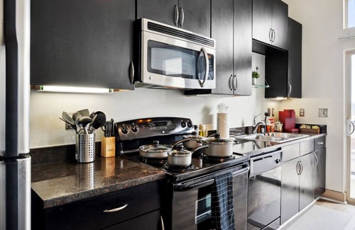 Deep Ellum Appartement | 1Br Apt in Deep Ellum with King bed, Pool & Outdoor Space