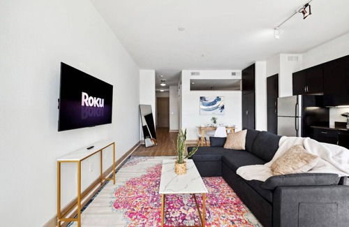 Deep Ellum Appartement | 1Br Apt in Deep Ellum with King bed, Pool & Outdoor Space