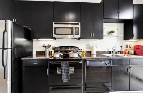 Deep Ellum Appartement | 1Br Apt in Deep Ellum with King bed, Pool & Outdoor Space