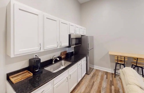 Taylor Berry Maison | 1BR|Chic Warehouse Suite|Exposed Brick|Modern Gem
