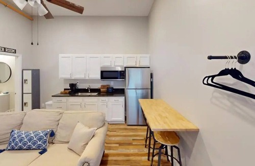 Taylor Berry Maison | 1BR|Chic Warehouse Suite|Exposed Brick|Modern Gem