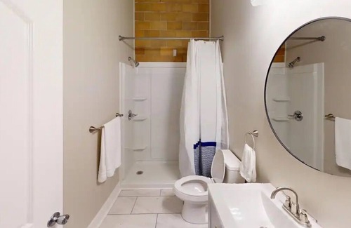 Taylor Berry Maison | 1BR|Chic Warehouse Suite|Exposed Brick|Modern Gem