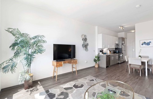 Palmer Square Appartement | 1BR City Loft With Modern Glass Views