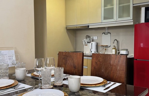 Pinagsama Copropriété | 1BR Condo w/ Great View Near Venice Canal & BGC