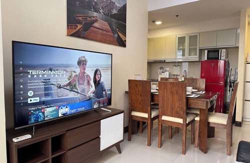 Pinagsama Copropriété | 1BR Condo w/ Great View Near Venice Canal & BGC