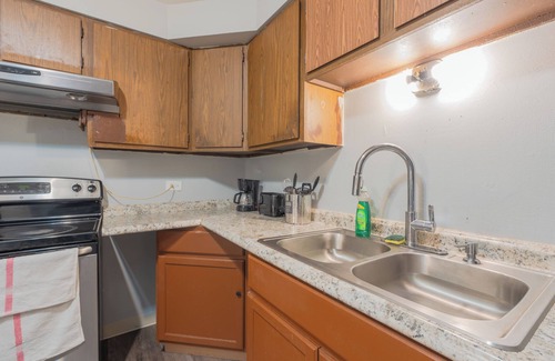West Ridge Appartement | 1BR Gem in Prime, Vibrant Location Walk To Dining and Shops