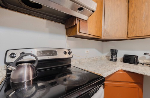 West Ridge Appartement | 1BR Gem in Prime, Vibrant Location Walk To Dining and Shops