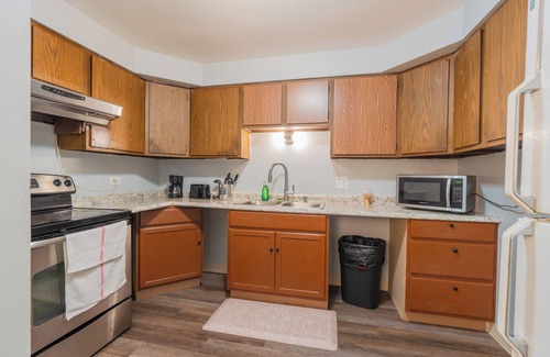 West Ridge Appartement | 1BR Gem in Prime, Vibrant Location Walk To Dining and Shops