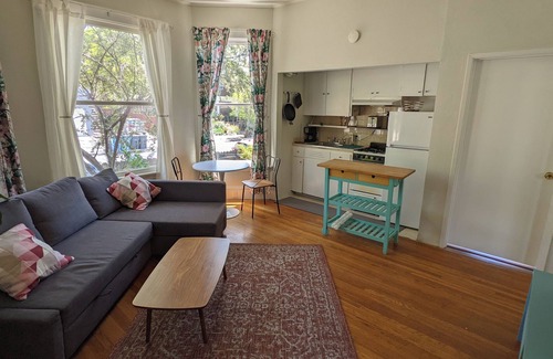 Upper Telegraph Appartement | 1BR in perfect Berkeley location -- patio & yard!